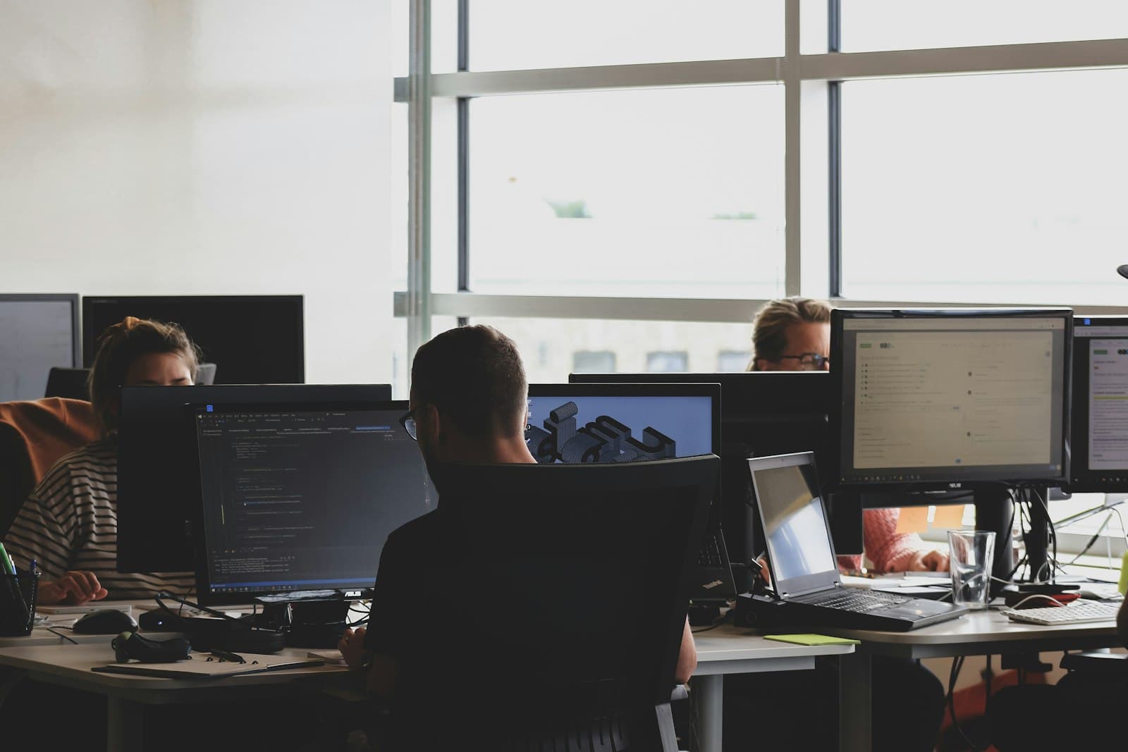 Arsitektur routing dan pipeline backend untuk multi-model AI